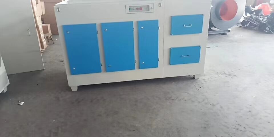 低溫等離子體降解污染物是利用高能電子、自由基等活性粒子與廢氣中的污染物作用，使污染物分子在極短的時(shí)間內(nèi)發(fā)生分解，并發(fā)生后續(xù)的各種反應(yīng)以達(dá)到降解污染物的目的。該技術(shù)能夠應(yīng)用于污水處理廠、石油化工、制藥、污水處理、涂料、皮革加工、感光材料、汽車(chē)制造、食品加工廠、印染廠、垃圾處理廠、公廁、屠宰場(chǎng)、牲畜飼養(yǎng)場(chǎng)、魚(yú)類(lèi)加工廠、飼料加工廠等諸多能夠產(chǎn)生惡臭異味的場(chǎng)所。