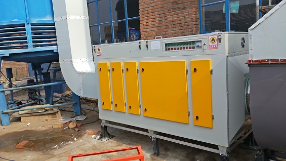 等離子有機(jī)廢氣凈化器采用了獨(dú)特的吸附?分解?碳化最新工藝技術(shù)設(shè)計(jì)，是一種干法處理有機(jī)廢氣的凈化設(shè)備，它改變了使用活性碳材料的工藝技術(shù)，無(wú)需再生處理原料，無(wú)需專人負(fù)責(zé)，不產(chǎn)生二次污染，更換及維護(hù)保養(yǎng)方便，用戶可在設(shè)備正常運(yùn)轉(zhuǎn)情況下更換維護(hù)操作。