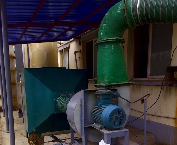 有機廢氣氣體由風(fēng)機提供動力，正壓或負(fù)壓進入活性炭吸附器塔體，由于活性炭固體表面上存在著未平衡和未飽和的分子引力或化學(xué)健力，因此當(dāng)此固體表面與氣體接觸時，就能吸引氣體分子，使其濃聚并保持在固體表面，污染物質(zhì)從而被吸附，廢氣經(jīng)過濾器后，進入設(shè)備排塵系統(tǒng)，凈化氣體高空達(dá)標(biāo)排放。