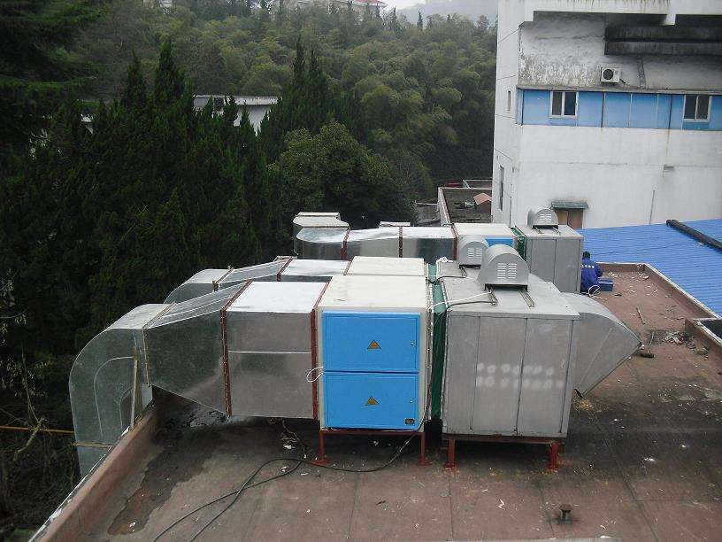 工業(yè)油霧凈化器:生產(chǎn)廠家,緊固件廠油煙油霧凈化設(shè)備