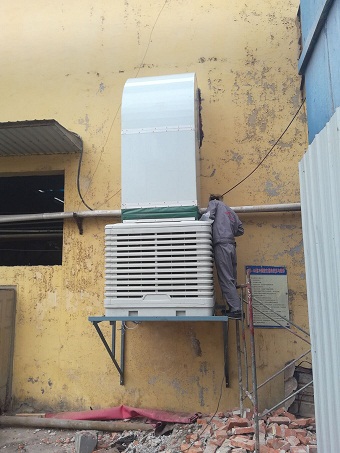 　車(chē)間降溫散熱方式主要是采用直接通風(fēng)或崗位送風(fēng)換氣方法，安裝送風(fēng)管道根據(jù)你管道走向的設(shè)計(jì)，分布管道。