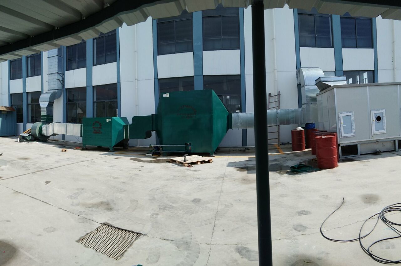 活性炭吸附系統(tǒng)： 含塵氣體由風機提供動力，正壓或負壓進入塔體，由于活性炭固體表面上存在著未平衡和未飽和的分子引力或化學健力，因此當此固體表面與氣體接觸時，就能吸引氣體分子，使其濃聚并保持在固體表面，污染物質從而被吸附，廢氣經過濾器后，進入設備排塵系統(tǒng)，凈化氣體高空達標排放。 