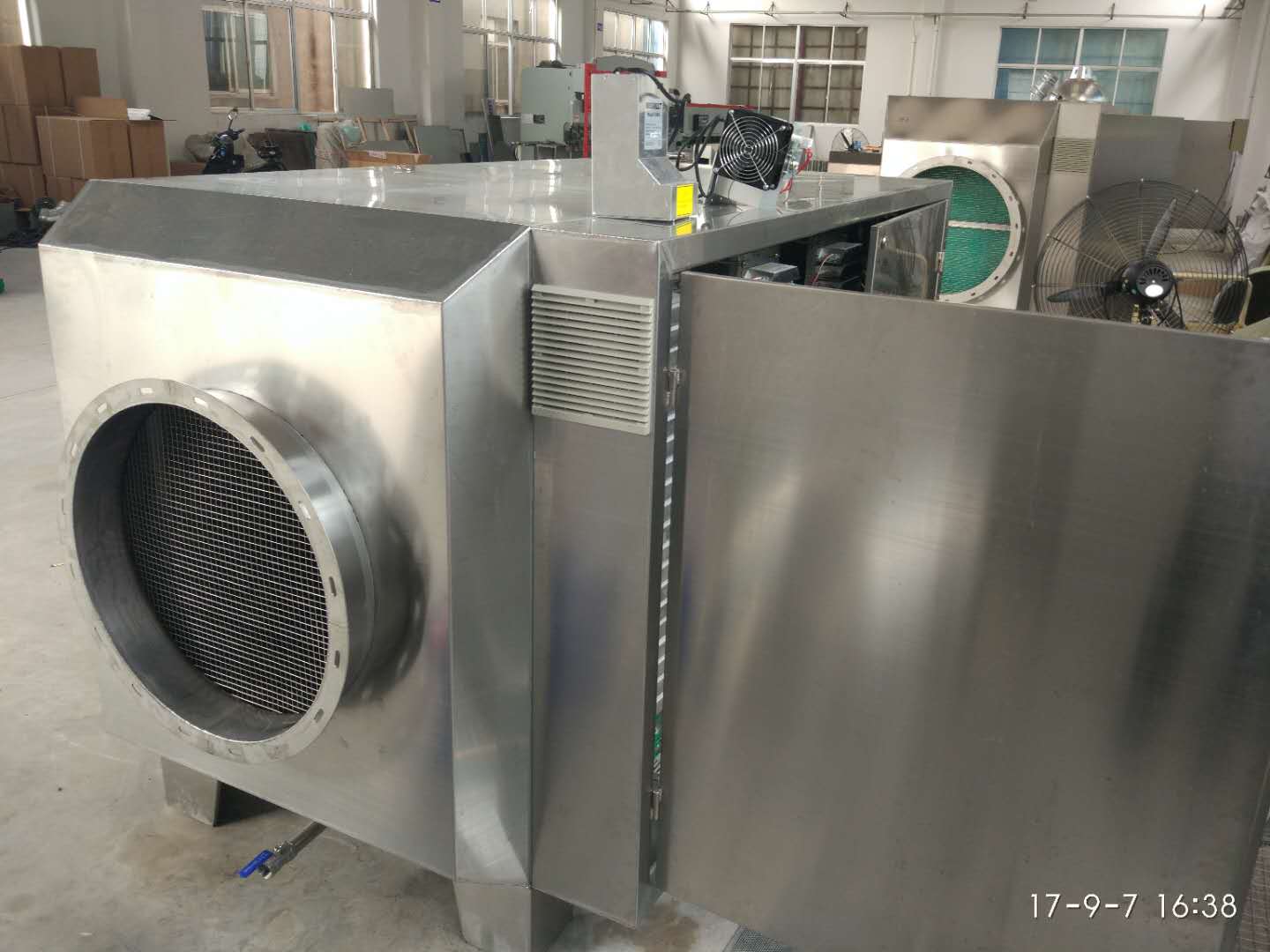 塑料的主要成份是烴類bai聚合物，加熱后產(chǎn)生二氧化du碳和水，但一般都多zhi少會(huì)產(chǎn)生一氧化碳?xì)怏w，dao這是一種毒氣，煤氣中毒就是因?yàn)橐淮挝脒^(guò)多的一氧化碳。長(zhǎng)期呆在這樣的環(huán)境下 對(duì)人的傷害是很大的 甚至有可能會(huì)導(dǎo)致基因變異 以后這種變異會(huì)遺傳給后代 對(duì)后代的傷害也很大。  9    評(píng)論 分享 舉報(bào)