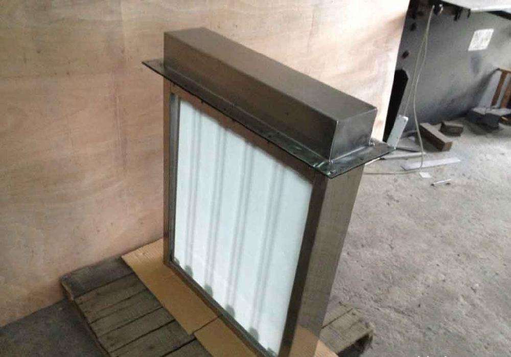 光氧活性炭一體機(jī)還叫做光氧催化活性炭一體機(jī)，它是一種新型的廢氣處理除味設(shè)備，它綜合采用了UV光氧催化設(shè)備和活性炭吸附箱兩種設(shè)備優(yōu)點(diǎn)組合而成。