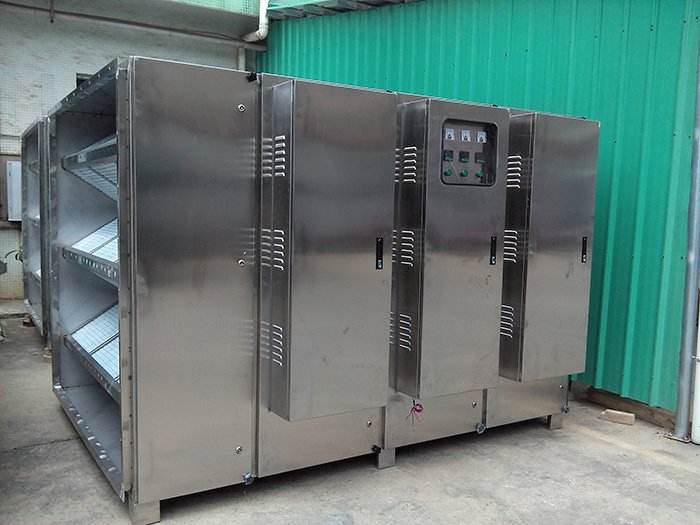 使惡臭氣體通過本設(shè)備實(shí)施脫臭分解凈化，不能添加任何物質(zhì)參與化學(xué)反應(yīng)。適應(yīng)性強(qiáng)：可適應(yīng)高濃度，大氣量，不相同惡臭氣體物質(zhì)的脫臭凈化處理，可每天24小時(shí)連續(xù)工作，運(yùn)行穩(wěn)定可靠。運(yùn)行成本低：本設(shè)備無任何機(jī)械動(dòng)作，無噪音，不必專人管理和日常維護(hù)。只要作定期檢查。