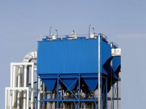 靜電除塵器的電源由控制箱、升壓變壓器和整流器組成。電源輸出的電壓高低對除塵效率也有很大影響。因此，靜電除塵器運行電壓需保持40一75kV乃至100kV以上。