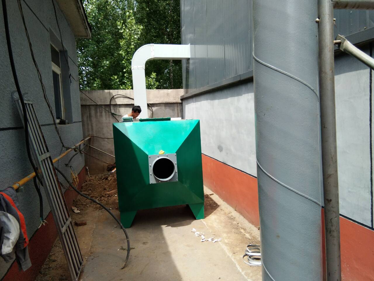 化肥廠難聞的氣味一般是氨氣，有刺激性臭味，對呼吸道系統(tǒng)有危害，容易得急性呼吸道疾病，所以要注意防御。