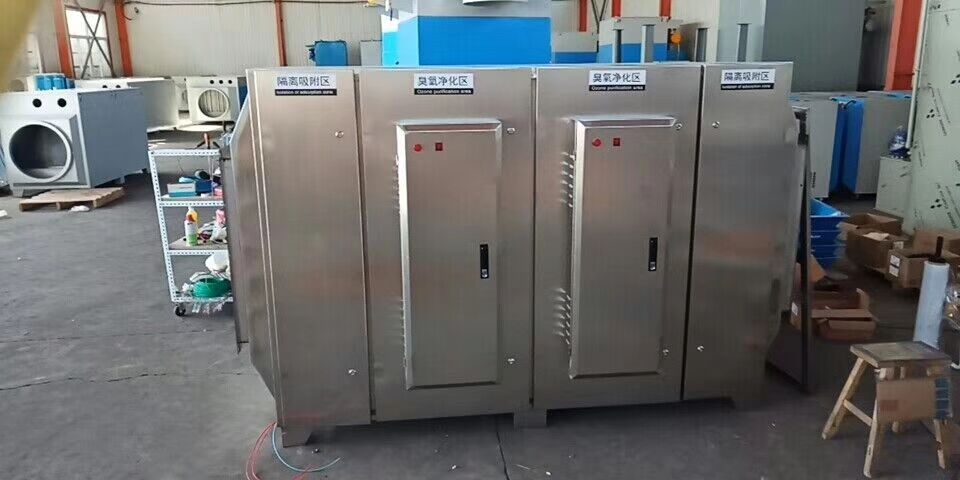 uv光氧催化廢氣凈化器， 廢氣體通過廢氣收集排風(fēng)設(shè)備進(jìn)入到裝有UV高效光解氧化模塊的反應(yīng)腔后，高能UV紫外線光束及臭氧對惡臭氣體進(jìn)行協(xié)同分解氧化反應(yīng)，使惡臭氣體物質(zhì)降解轉(zhuǎn)化成低分子化合物、水和二氧化碳，再通過排風(fēng)管道排出室外。油墨印刷廢氣處理專用采用納米級的銀離子及直徑為7nm的二氧化鈦，用噴涂及高速射入的方式嵌入在用發(fā)泡方式制成的金屬鎳網(wǎng)上，在特制紫外光源照射下，使進(jìn)入特制光催化腔內(nèi)有害氣體與光催化產(chǎn)生的“空穴—電子”對及氫氧根自由基等產(chǎn)生物理--化學(xué)反應(yīng)，氧化、分解經(jīng)低溫等離子作用后尚未完全降解的各類有害氣體。