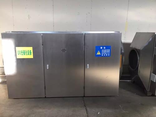 活性炭吸附廢氣分子：通過(guò)物理吸附（吸附劑和吸附質(zhì)經(jīng)過(guò)分子力發(fā)作的吸附），活性炭吸附箱充分吸附UV光解未分解完的有機(jī)廢氣以及UV光解過(guò)程產(chǎn)生的臭氧。使其在活性炭吸附箱中，臭氧與有機(jī)廢氣進(jìn)行充分完全的氧化還原反應(yīng)，生成二氧化碳和水。（注：光氧催化氧化設(shè)備后端的活性炭吸附箱一年內(nèi)不需要更換）。   最后廢氣通過(guò)后端風(fēng)機(jī)抽風(fēng)形成負(fù)壓，從離地15m煙囪安全達(dá)標(biāo)排放。凈化效果達(dá)到GB16297-1996《大氣污染物綜合排放標(biāo)準(zhǔn)》二級(jí)排放標(biāo)準(zhǔn)。