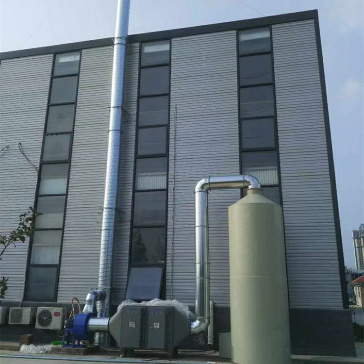 噴淋塔作為一種新型噴淋吸收設備已在廢氣凈化中得到廣泛應用。它將硫化床的概念發(fā)展到汽液傳質(zhì)設備中，使噴淋塔中的填料處于流化狀態(tài)，因而使傳質(zhì)過程能夠得到強化。