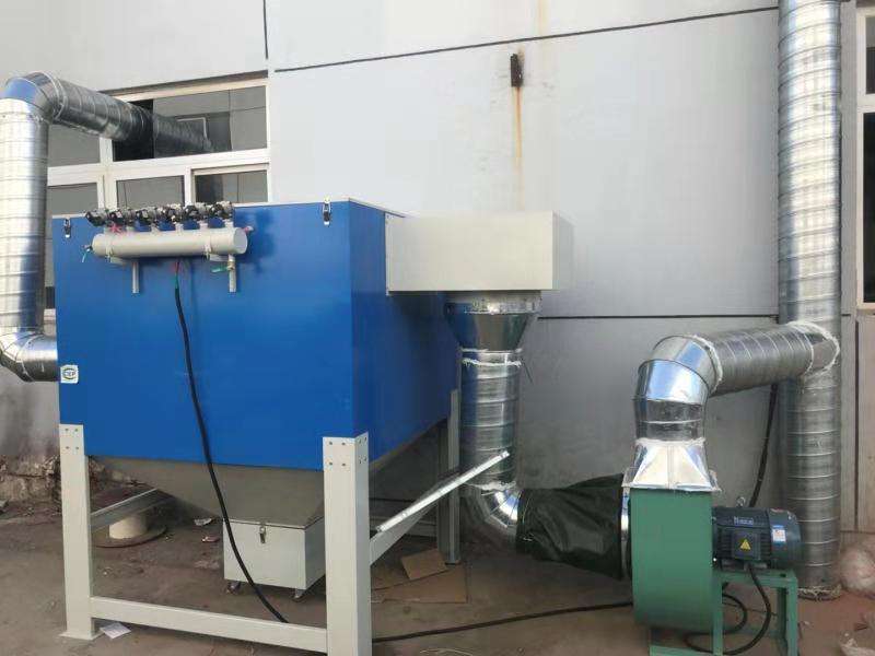  具有凈化效率高、噪音低、使用靈活、占地面積小等特點(diǎn)，特別適用于電弧焊、二氧化碳保護(hù)焊、MAG焊、碳弧氣刨焊、氣體熔焊切割、特種焊接等產(chǎn)生煙塵的作業(yè)場所。