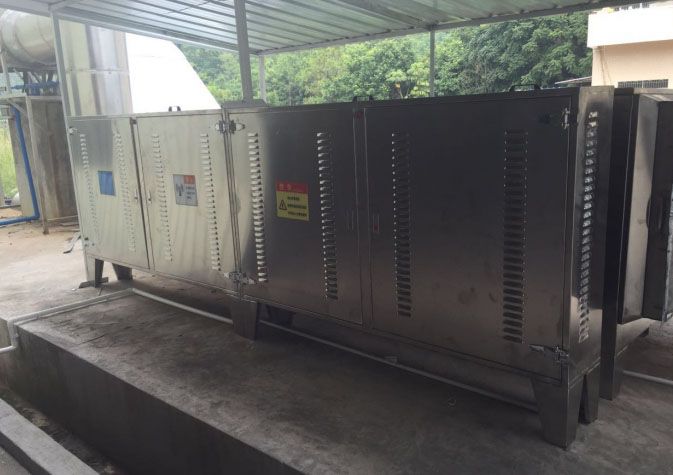 噴涂中的主要問題是高度分散的漆霧和揮發(fā)出來的溶劑，既污染環(huán)境，不利于人體健康，又浪費(fèi)涂料，造成經(jīng)濟(jì)損失。