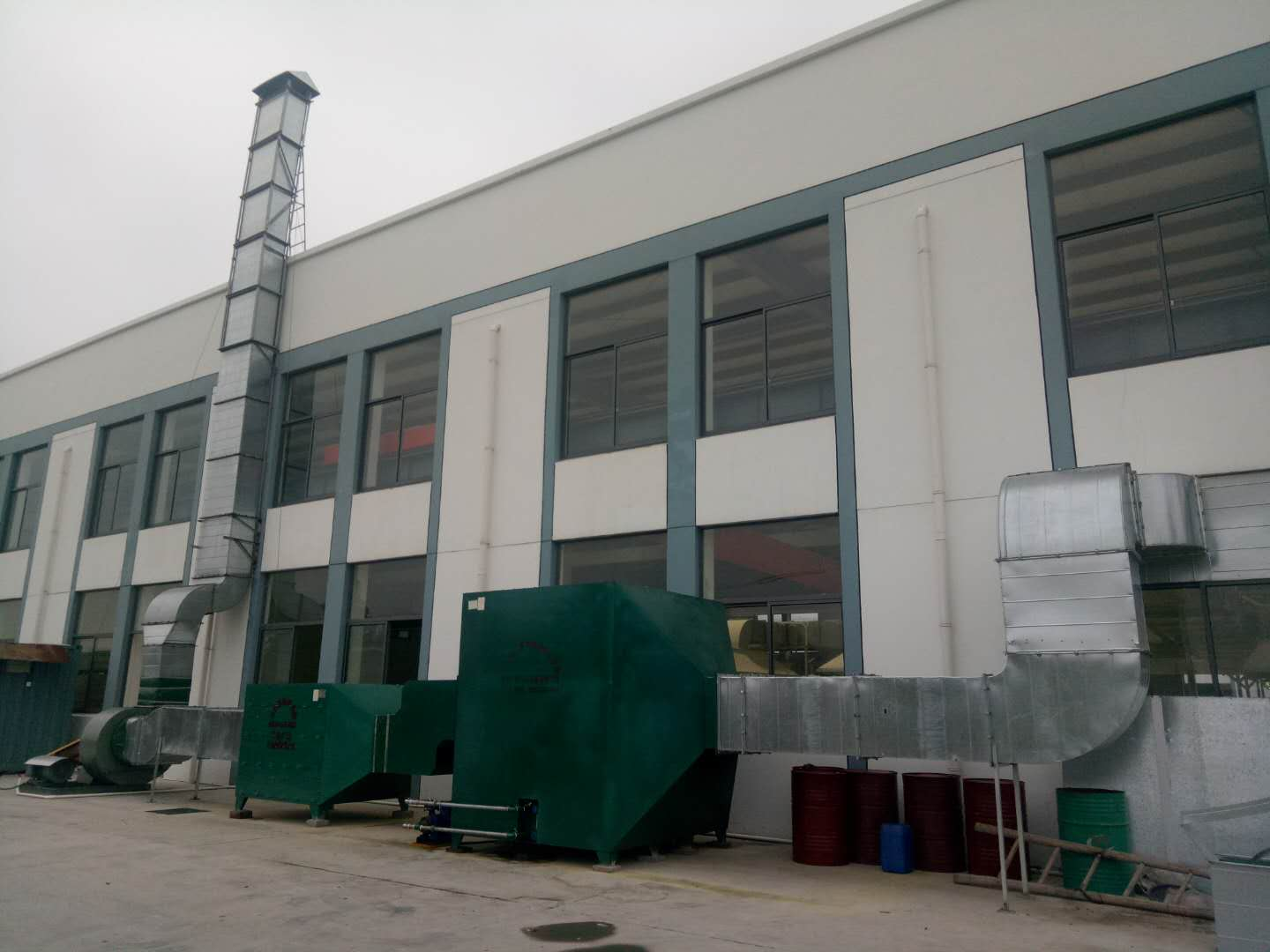 在給該廠設(shè)計(jì)了電捕焦油器+靜電過濾器+光解廢氣過濾器/活性炭吸附箱的凈化工藝，相比市面上現(xiàn)有的活性炭吸附、等離子處理法、uv光解及催化燃燒法，更加兼具經(jīng)濟(jì)性和適用性，整體凈化效率達(dá)97%以上。