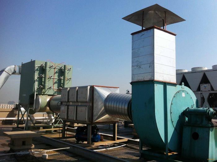 煙塵隨水流到噴淋塔底部，從溢水孔排至循環(huán)水池，在筒體底部封底并設(shè)有水封槽以防止煙氣從底部漏出，有清理孔便于進(jìn)行筒體底部清理。處理后廢水由底部溢流孔排出進(jìn)入沉淀池，循環(huán)使用。凈化后的氣體，通過(guò)筒體上部二層脫水除霧折流板，有效除去煙氣中的水霧和水汽，然后經(jīng)設(shè)備上部錐體部分引出，從而達(dá)到凈化目的。