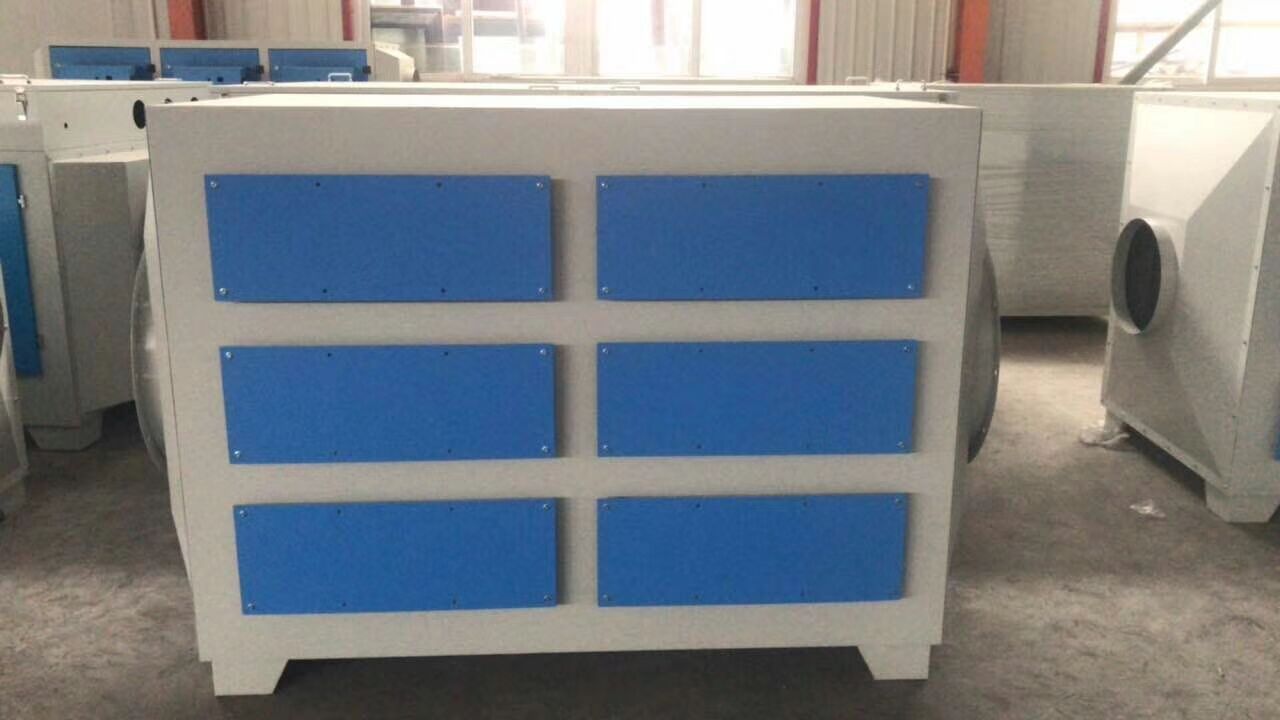 瀝青煙氣廢氣主要成分:煙氣中含有多種有機(jī)物，包括碳環(huán)烴、環(huán)烴衍生物等化合物(如苯并芘、苯并蒽、咔唑等)。).粒徑大多在0.1-1.0微米之間，最小的只有0.01微米，更大的約為10.0 μ m，危害人體健康的主要途徑是附著在8 um以下的浮塵上，通過呼吸道被吸入人體。因此，凈化瀝青攪拌站的廢氣，使其排放符合大氣環(huán)境標(biāo)準(zhǔn)是非常必要的。