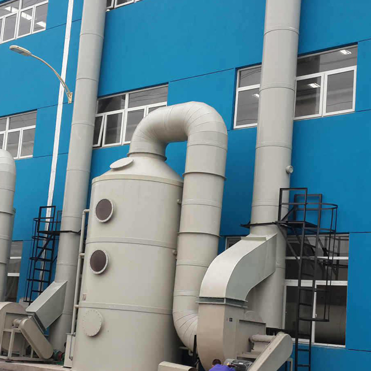 廢氣經(jīng)集氣罩收集后的廢氣由風(fēng)管引入噴淋填料塔。其工作時(shí)吸收液通過(guò)填料塔頂部的噴淋裝置被均勻的灑在填料層頂部，并沿著填料層自上而下呈膜狀流動(dòng)，而廢氣則自塔下部進(jìn)入，穿過(guò)填料層從塔頂排出。