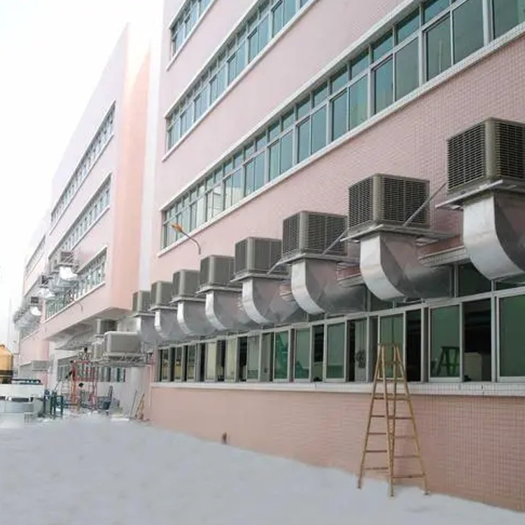 濕簾+風(fēng)機(jī)分別裝在密閉房舍的兩面山墻上。風(fēng)機(jī)抽風(fēng)時(shí)，造成室內(nèi)負(fù)壓，迫使室外未飽和的空氣流經(jīng)濕簾多孔濕潤(rùn)表面，引起水分蒸發(fā)吸取大量潛熱，從而降低空氣自身的溫度。濕簾風(fēng)機(jī)降溫系統(tǒng)運(yùn)行時(shí)，將源源不斷地把蒸發(fā)降溫后的低溫空氣引入室內(nèi)進(jìn)行降溫。