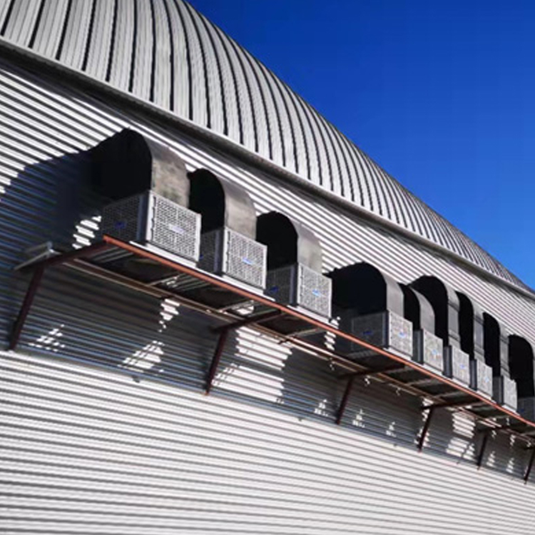  高溫車間不僅讓車間員工難受還會(huì)降低生產(chǎn)效率，車間整體降溫通風(fēng)根據(jù)高溫車間實(shí)際情況及客戶需求，為客戶詳細(xì)分析節(jié)能工業(yè)冷風(fēng)機(jī)在車間降溫領(lǐng)域的應(yīng)用，在高溫車間冷風(fēng)機(jī)降溫方案分為兩大類設(shè)計(jì)。一是大型車間整體降溫通風(fēng)。二是車間局部崗位降溫方案。